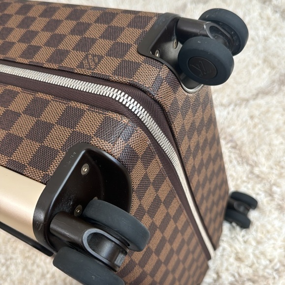 Beautiful Louis Vuitton Damier carryon suit case - Picture 13 of 13